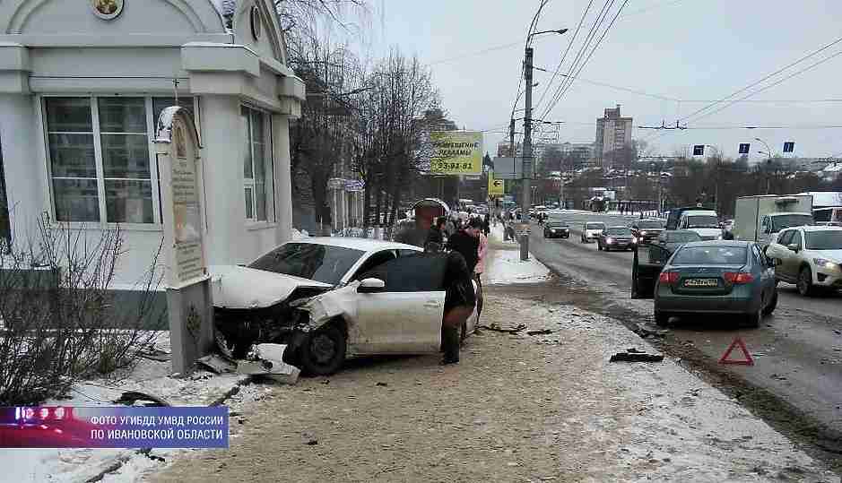 В Иванове машина сбила 2-х пешеходов и врезалась в храм В Иванове машина сбила 2-х пешеходов и врезалась в храм